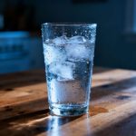 Por qué beber agua demasiado fría puede provocar hinchazón