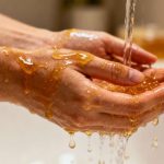 Lávate las manos con miel y agua: un truco de genio muy recomendado y aquí está el porqué