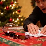 Cómo eliminar las manchas de vino tinto en el mantel de Navidad en menos de un minuto